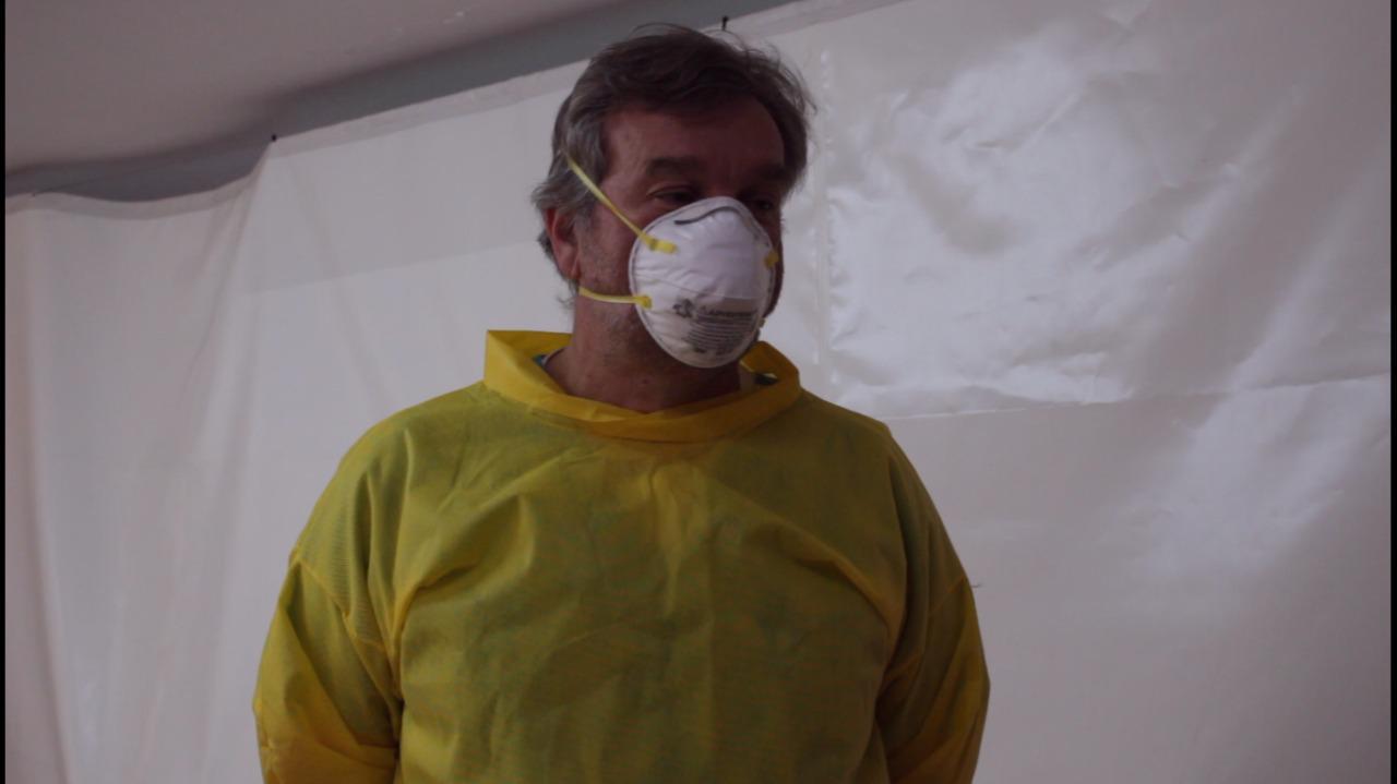 montagne con bata amarilla