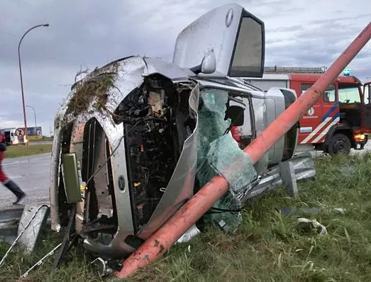 vuelco auto totoras