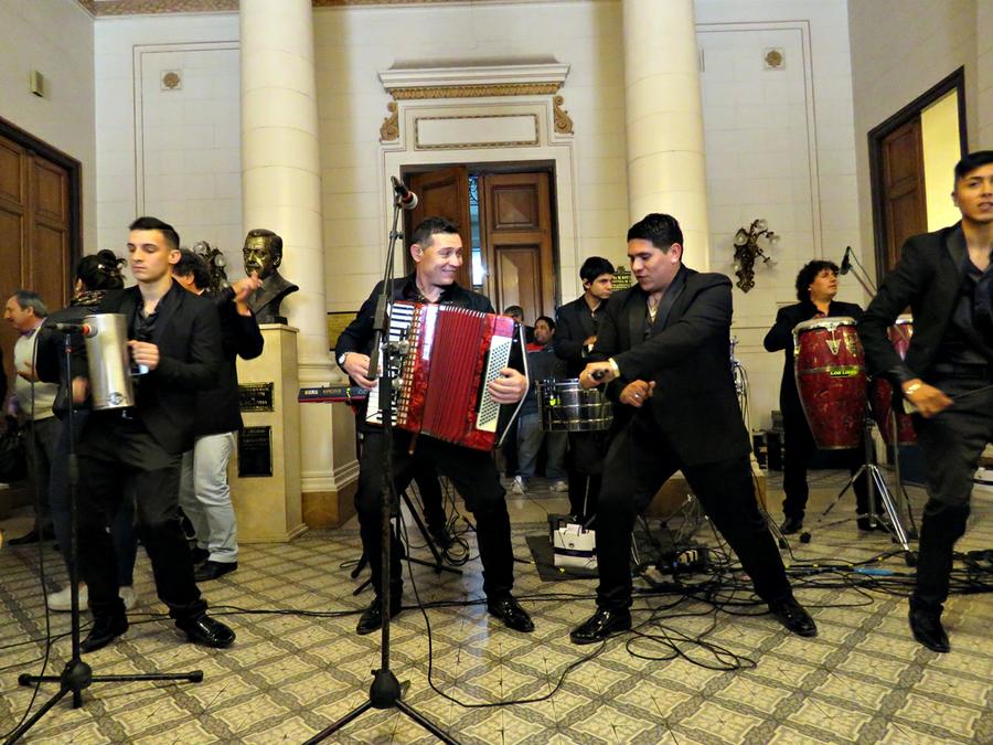 LIRIOS HALL TOCANDO