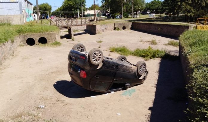 auto Volcó-un-auto-en-el-reservorio-pluvial-de-calle-Río-Negro-1-Custom-696x409