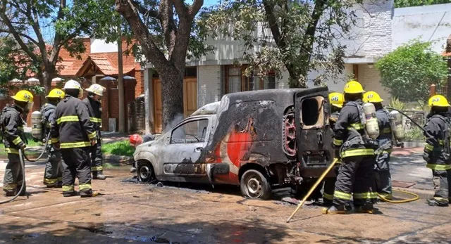 Se-incendio-un-utilitario-en-calle-Elisa-Damiano-3-Copiar