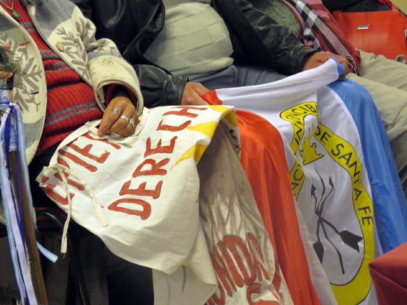 escudo flechas hacia arriba