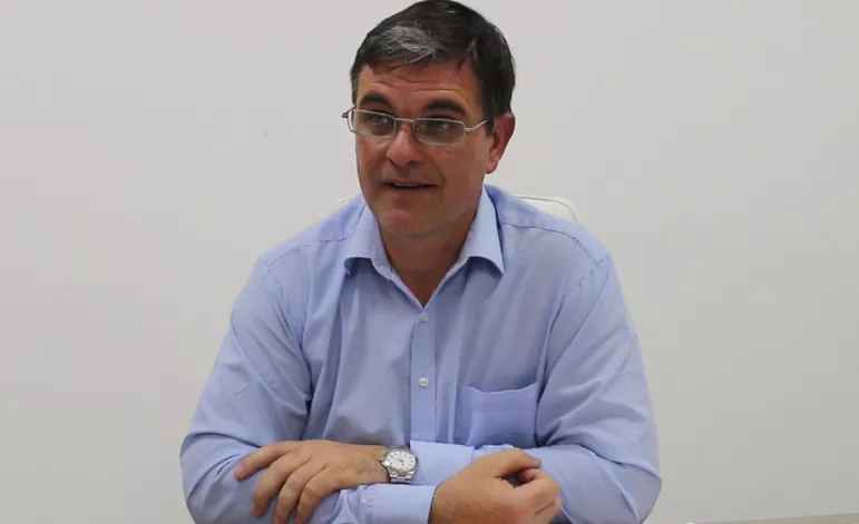 meyer en escritorio