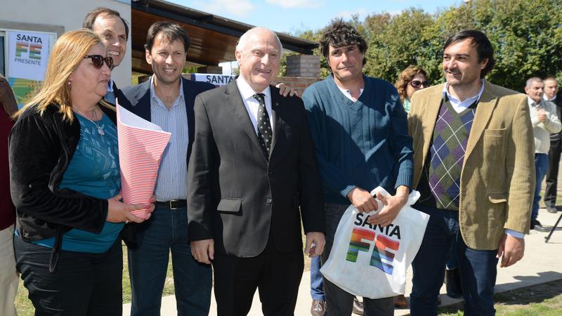 correa-Entrega de 14 viviendas