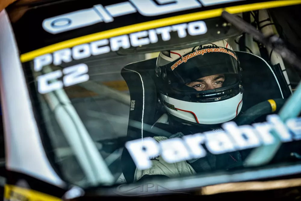 Ignacio Procacitto conduciendo