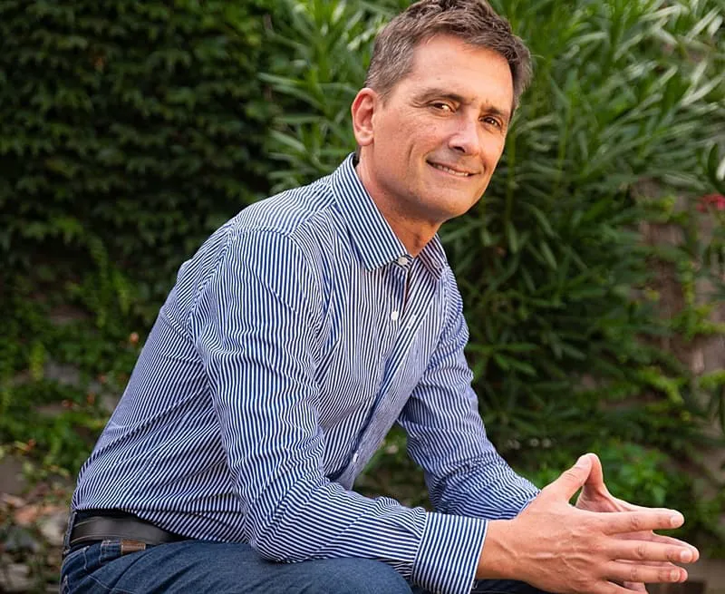 Ezequiel sentado LRD