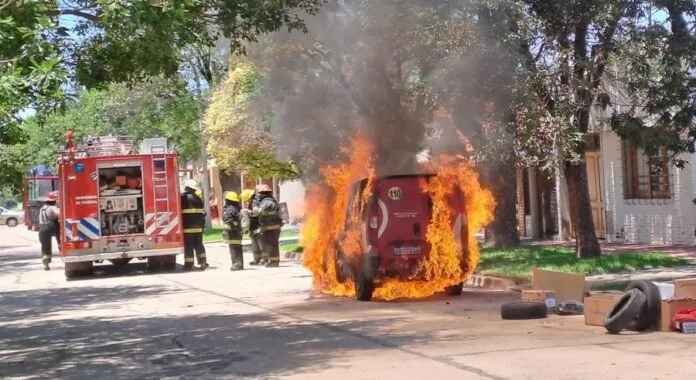 Se-incendio-un-utilitario-en-calle-Elisa-Damiano-1-Copiar-696x380