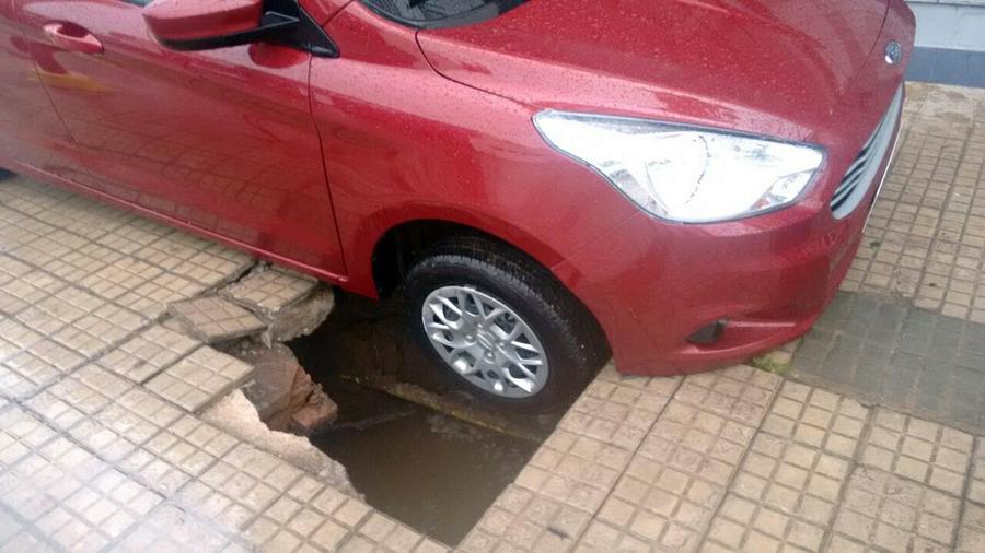 auto pozo vereda